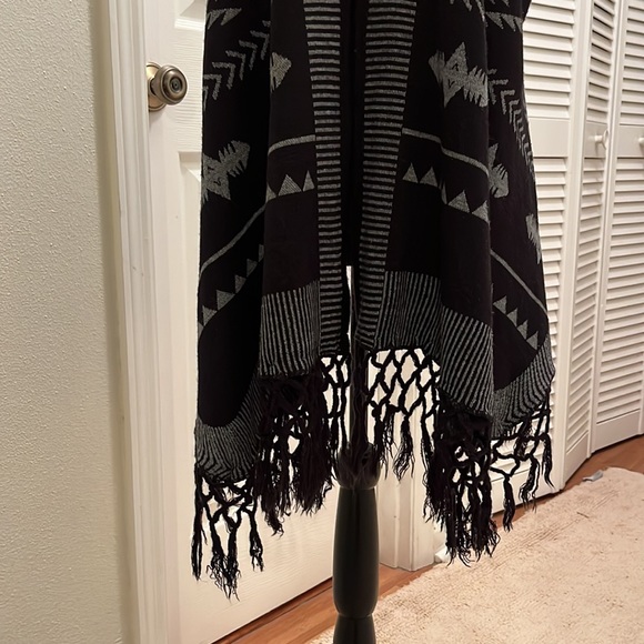 Flawsome draped vest poncho with fringe - Picture 2 of 6
